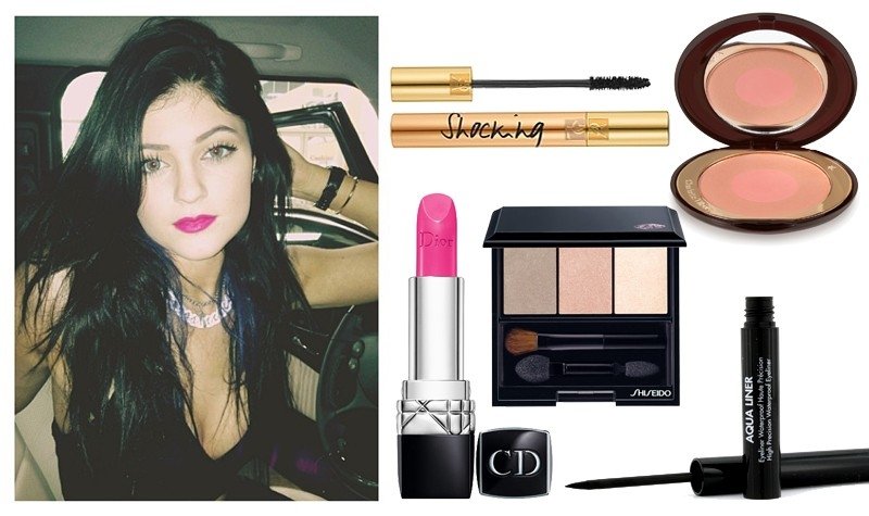 Kylie Jenner. Lūpų dažai „Rouge Dior“ („Dior“), šešėliai „Luminizing Satin Eye Color Trio“ („Shiseido“), skaistalai „Charlotte Tilbury“, polyvore.com; Blakstienų tušas „Mascara Volume Effet Faux Cils Shocking“ („YSL“), akių apvadas „High Precision Waterpr